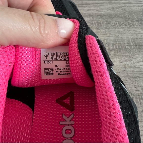 Reebok Women's Black and Pink Running Shoes 7 - Picture 8 of 9